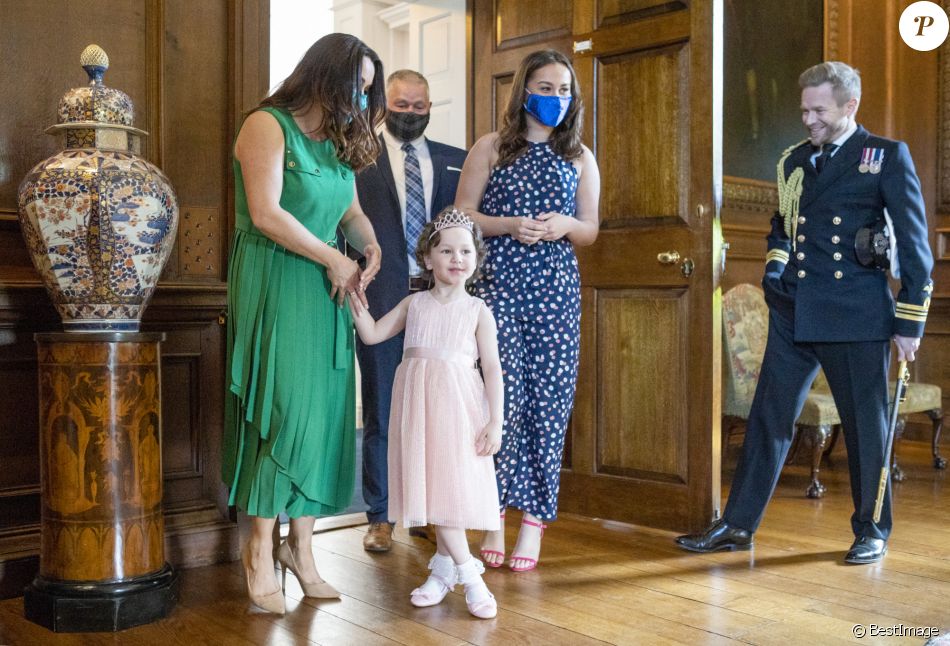Kate Middleton, duchesse de Cambridge, rencontre Mila Sneddon au palais de Holyroodhouse à Edimbourg, le 27 mai 2021.