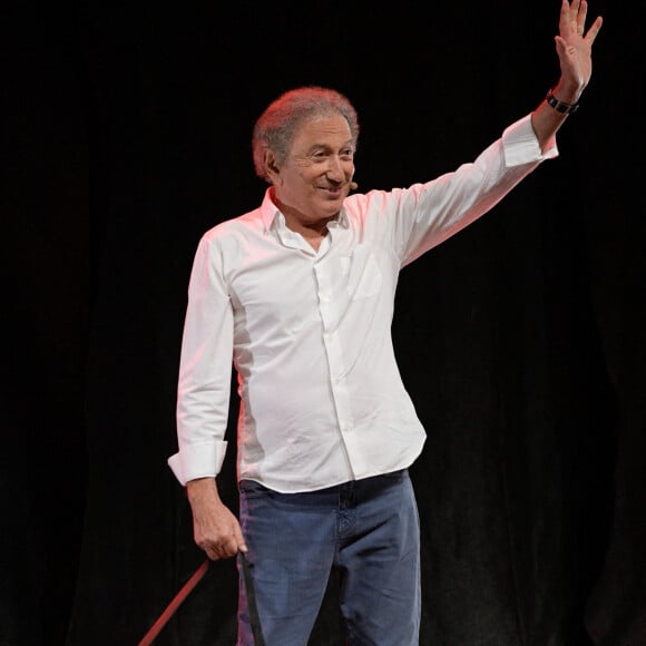 Michel Drucker et sa chienne Izia - Spectacle hommage à Guy Bedos dans le parc Jourdan à Aix-en-Provence. Le 15 août 2020. © Patrick Carpentier / Bestimage