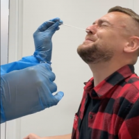 Jeremstar en larmes après un test PCR : la vidéo hilarante de son dépistage