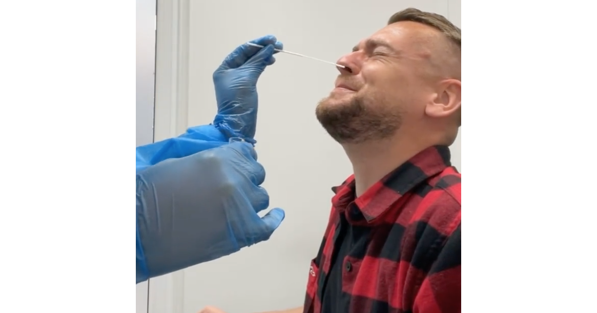 Jeremstar en larmes après un test PCR : la vidéo hilarante de son dépistage Jeremstar en larmes après un test PCR : la vidéo hilarante de son dépistage