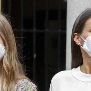 Les princesses Leonor et Sofia, la reine Letizia d'Espagne - L'infante Leonor d'Espagne lors de sa confirmation en l'église "Nuestra Señora de Aravaca Parish" à Madrid. Le 28 mai 2021