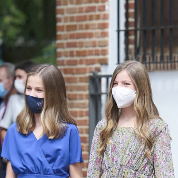 Le roi Felipe VI, la princesse Sofia et la reine Letizia d'Espagne - L'infante Leonor d'Espagne lors de sa confirmation en l'église "Nuestra Señora de Aravaca Parish" à Madrid. Le 28 mai 2021