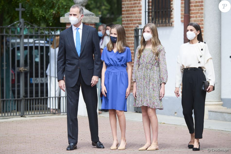 Le roi Felipe VI, la princesse Sofia et la reine Letizia d'Espagne - L'infante Leonor d'Espagne lors de sa confirmation en l'église "Nuestra Señora de Aravaca Parish" à Madrid. Le 28 mai 2021