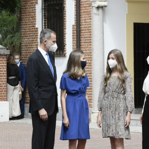 Le roi Felipe VI, la princesse Sofia et la reine Letizia d'Espagne - L'infante Leonor d'Espagne lors de sa confirmation en l'église "Nuestra Señora de Aravaca Parish" à Madrid. Le 28 mai 2021