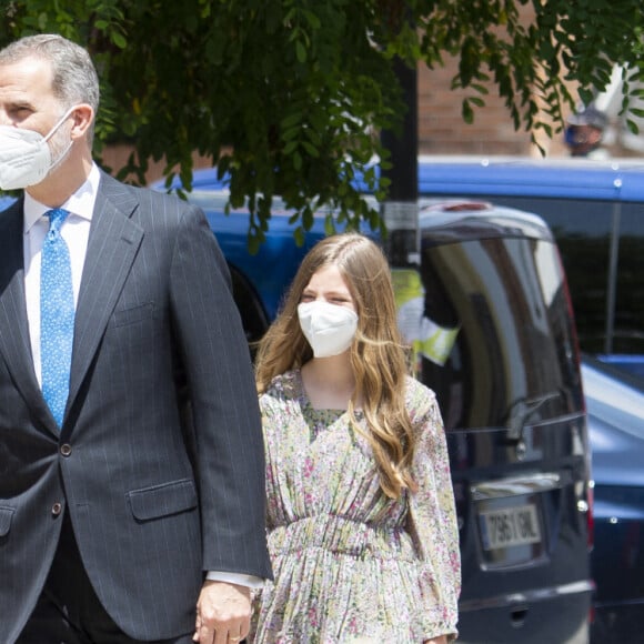 Le roi Felipe VI, la princesse Sofia et la reine Letizia d'Espagne - L'infante Leonor d'Espagne lors de sa confirmation en l'église "Nuestra Señora de Aravaca Parish" à Madrid. Le 28 mai 2021