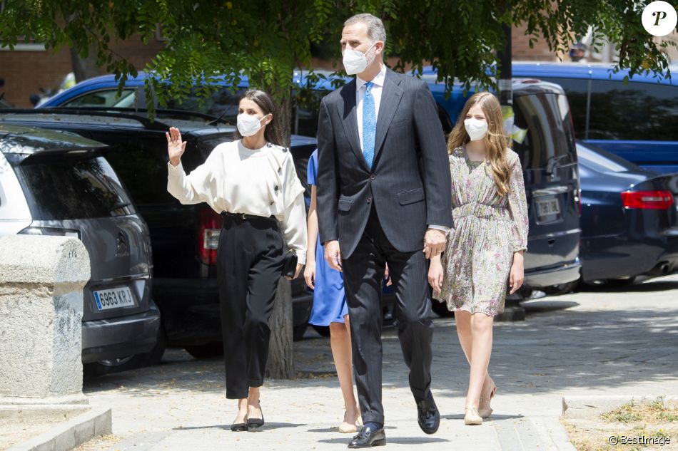 Le roi Felipe VI, la princesse Sofia et la reine Letizia d'Espagne - L'infante Leonor d'Espagne lors de sa confirmation en l'église "Nuestra Señora de Aravaca Parish" à Madrid. Le 28 mai 2021