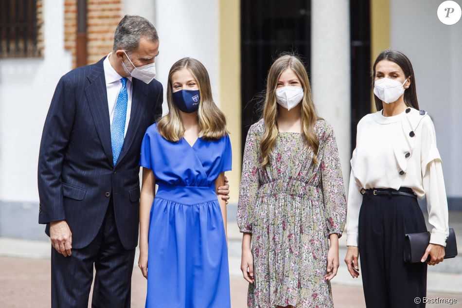 Le roi Felipe VI, la princesse Sofia et la reine Letizia d'Espagne - L'infante Leonor lors de sa confirmation en l'église "Nuestra Señora de Aravaca Parish" à Madrid. Le 28 mai 2021