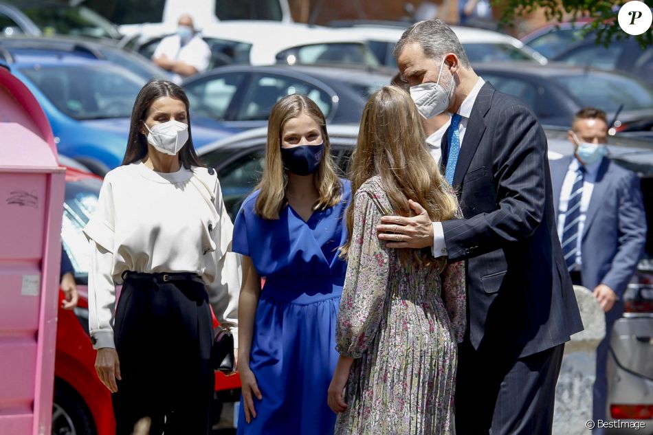 Le roi Felipe VI, la princesse Sofia et la reine Letizia d'Espagne - L'infante Leonor lors de sa confirmation en l'église "Nuestra Señora de Aravaca Parish" à Madrid. Le 28 mai 2021