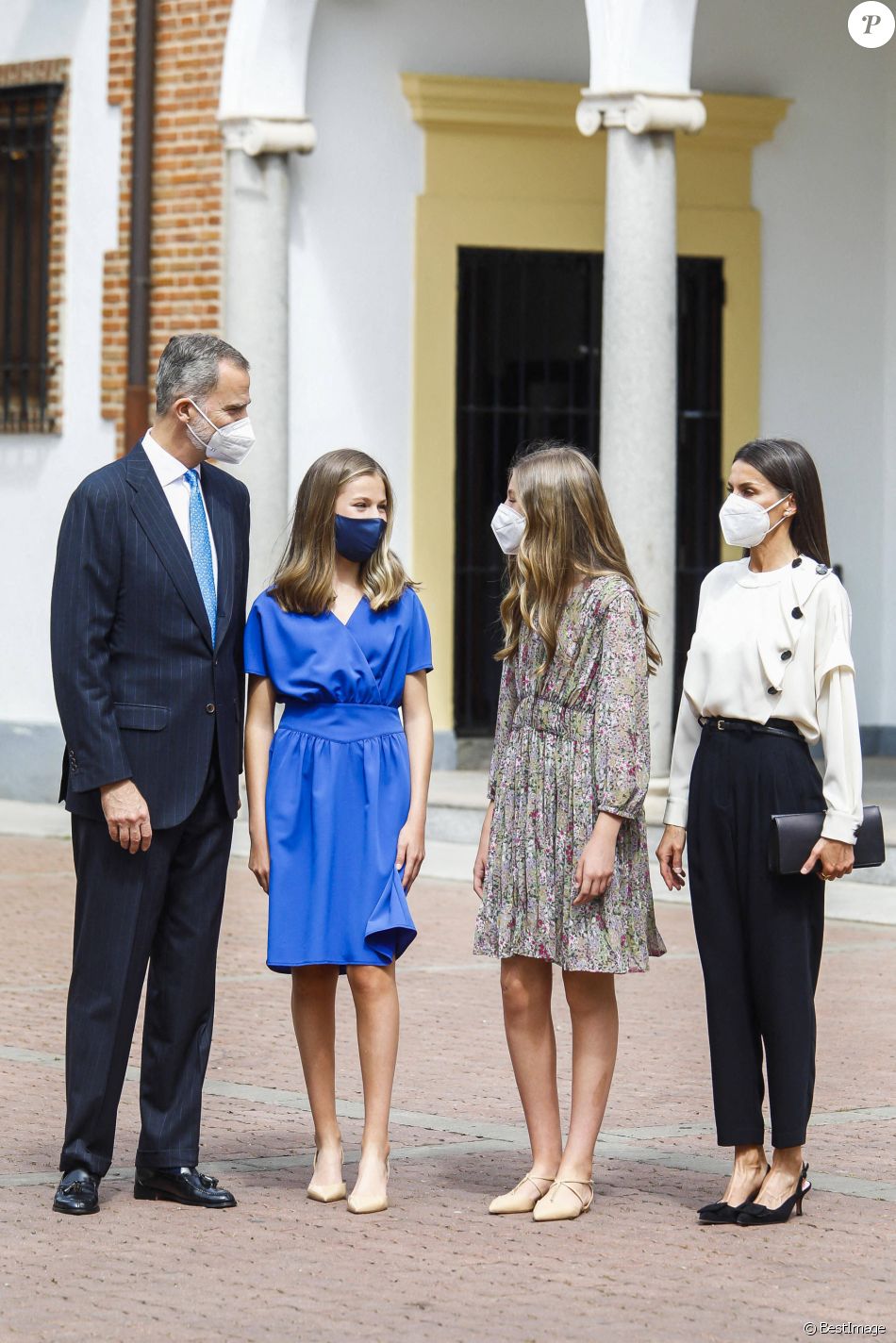 Le roi Felipe VI, la princesse Sofia et la reine Letizia d'Espagne - L'infante Leonor lors de sa confirmation en l'église "Nuestra Señora de Aravaca Parish" à Madrid. Le 28 mai 2021