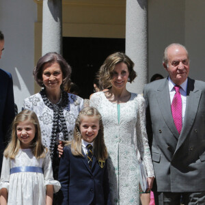 Le roi Felipe VI d'Espagne, la reine Letizia d'Espagne avec leurs filles Leonor et Sofia, la reine Sofia d'Espagne et le roi Juan Carlos d'Espagne - Première communion de la princesse Leonor à Madrid en Espagne le 20 mai 2015.