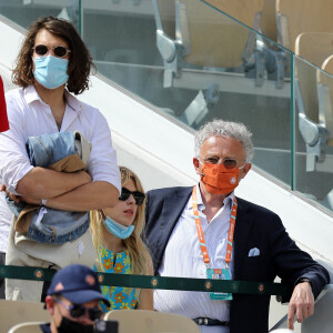 Nelson Monfort, sa fille Victoria Monfort et son petit ami dans les tribunes du tournoi de Roland Garros à Paris, le 30 mai 2021. © Dominique Jacovides/Bestimage