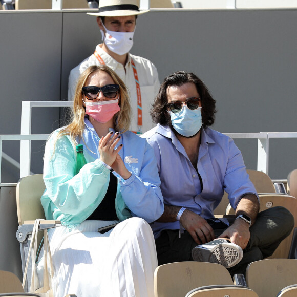 Chloé Jouannet et Nikola Lange (créateur de la série "Derby Girl") dans les tribunes du tournoi de Roland Garros à Paris, le 30 mai 2021. © Dominique Jacovides/Bestimage