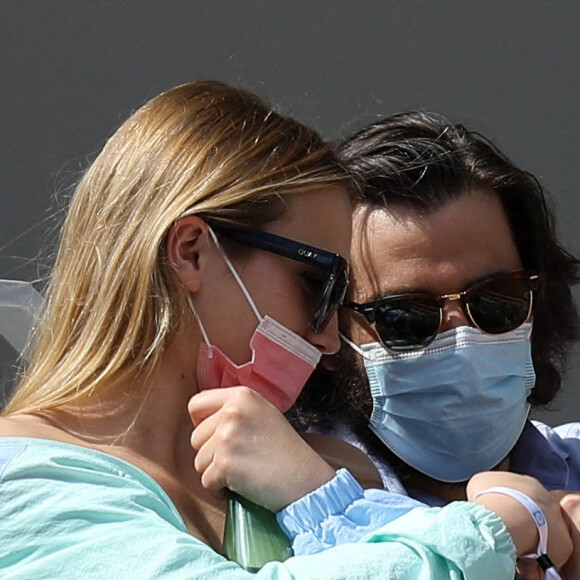 Chloé Jouannet et Nikola Lange (créateur de la série "Derby Girl") dans les tribunes du tournoi de Roland Garros à Paris, le 30 mai 2021. © Dominique Jacovides/Bestimage
