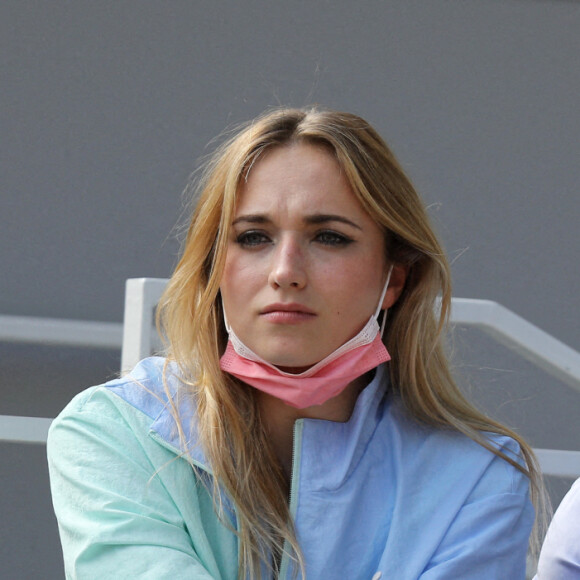 Chloé Jouannet et Nikola Lange (créateur de la série "Derby Girl") dans les tribunes du tournoi de Roland Garros à Paris, le 30 mai 2021. © Dominique Jacovides/Bestimage