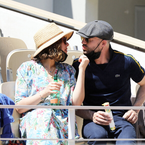 Alysson Paradis et son compagnon Guillaume Gouix dans les tribunes du tournoi de Roland Garros à Paris, le 30 mai 2021. © Dominique Jacovides/Bestimage