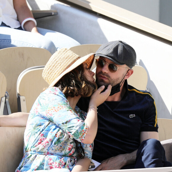 Alysson Paradis et son compagnon Guillaume Gouix dans les tribunes du tournoi de Roland Garros à Paris, le 30 mai 2021. © Dominique Jacovides/Bestimage