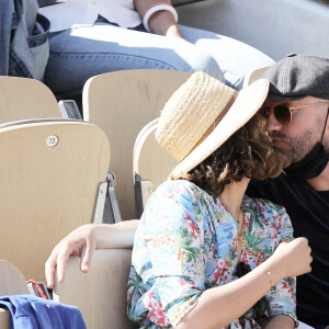 Alysson Paradis et son compagnon Guillaume Gouix dans les tribunes du tournoi de Roland Garros à Paris, le 30 mai 2021. © Dominique Jacovides/Bestimage