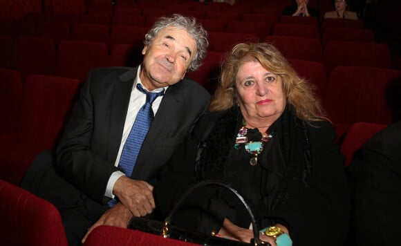 Pierre Perret et sa femme Rebecca - Représentation de la pièce de théâtre "Les Grandes Filles" au Théâtre Montparnasse à Paris, le 31 mars 2015.