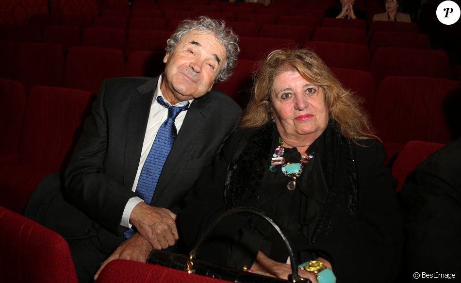 Pierre Perret et sa femme Rebecca - Représentation de la pièce de théâtre &quot;Les Grandes Filles&quot; au Théâtre Montparnasse à Paris, le 31 mars 2015.