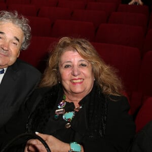 Pierre Perret et sa femme Rebecca - Représentation de la pièce de théâtre "Les Grandes Filles" au Théâtre Montparnasse à Paris, le 31 mars 2015.