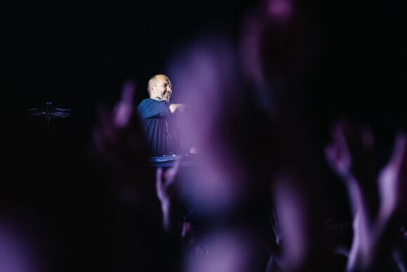 Le public participe à un set du DJ Etienne de Crecy lors de l'étude médicale et concert test Ambition Live Again qui se déroule à l'AccorHotels Arena de Paris, le 29 Mai 2021. © Jean-Louis Carli / Alea / Bestimage