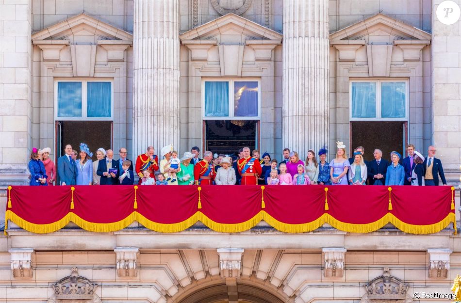 Frederick Windsor, Sophie Winkleman, Michael de Kent, Marie-Christine von Reibnitz, le prince William, duc de Cambridge, et Catherine (Kate) Middleton, duchesse de Cambridge, le prince George de Cambridge, la princesse Charlotte de Cambridge, le prince Louis de Cambridge, Camilla Parker Bowles, duchesse de Cornouailles, le prince Charles, prince de Galles, la reine Elisabeth II d'Angleterre, le prince Andrew, duc d'York, le prince Harry, duc de Sussex, et Meghan Markle, duchesse de Sussex, la princesse Beatrice d'York, la princesse Eugenie d'York, la princesse Anne, Savannah Phillips, Isla Phillips, Autumn Phillips, Peter Philips, James Mountbatten-Windsor, vicomte Severn- La famille royale au balcon du palais de Buckingham lors de la parade Trooping the Colour 2019, célébrant le 93ème anniversaire de la reine Elisabeth II, londres, le 8 juin 2019.