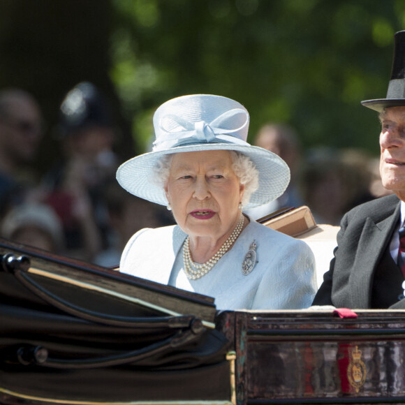 La reine Elisabeth II d'Angleterre, le prince Philip, duc d'Edimbourg - La famille royale d'Angleterre au palais de Buckingham pour assister à la parade "Trooping The Colour" à Londres le 17 juin 2017.