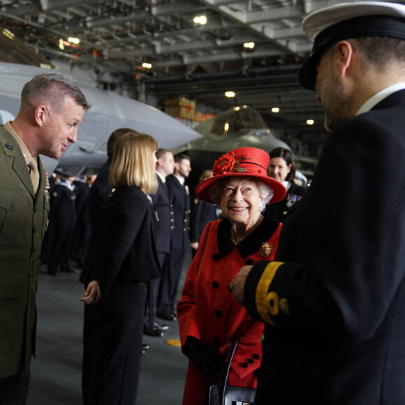 La reine Elisabeth II lors d'une visite le navire HMS Queen Elizabeth à la base navale de Portsmouth, avant le premier déploiement du navire le 22 mai 2021. La visite intervient alors que le navire HMS Queen Elizabeth se prépare à diriger le groupe aéronaval britannique sur un déploiement opérationnel de 28 semaines parcourant plus de 26 000 milles marins de la Méditerranée à la mer des Philippines.