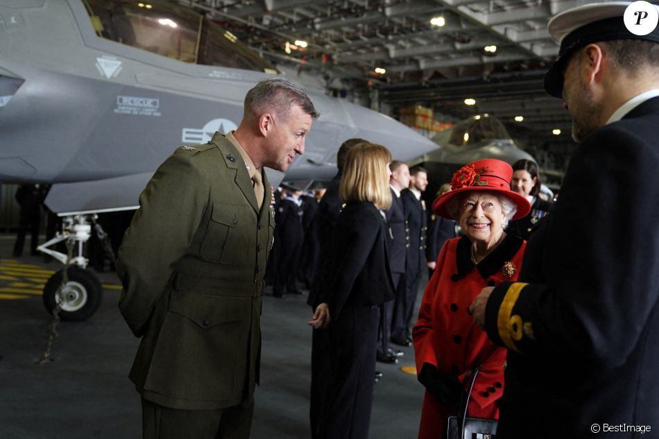 La reine Elisabeth II lors d'une visite le navire HMS Queen Elizabeth à la base navale de Portsmouth, avant le premier déploiement du navire le 22 mai 2021. La visite intervient alors que le navire HMS Queen Elizabeth se prépare à diriger le groupe aéronaval britannique sur un déploiement opérationnel de 28 semaines parcourant plus de 26 000 milles marins de la Méditerranée à la mer des Philippines.