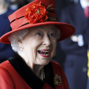 La reine Elisabeth II lors d'une visite le navire HMS Queen Elizabeth à la base navale de Portsmouth, avant le premier déploiement du navire le 22 mai 2021. La visite intervient alors que le navire HMS Queen Elizabeth se prépare à diriger le groupe aéronaval britannique sur un déploiement opérationnel de 28 semaines parcourant plus de 26 000 milles marins de la Méditerranée à la mer des Philippines.