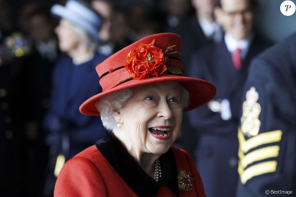 La reine Elisabeth II lors d'une visite le navire HMS Queen Elizabeth à la base navale de Portsmouth, avant le premier déploiement du navire le 22 mai 2021. La visite intervient alors que le navire HMS Queen Elizabeth se prépare à diriger le groupe aéronaval britannique sur un déploiement opérationnel de 28 semaines parcourant plus de 26 000 milles marins de la Méditerranée à la mer des Philippines.