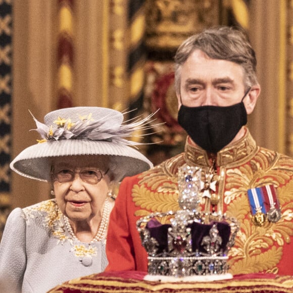 La reine Elisabeth II d'Angleterre, le prince Charles, prince de Galles, Camilla Parker Bowles, duchesse de Cornouailles, et la couronne impériale de l'État - La reine d'Angleterre va prononcer son discours d'ouverture de la session parlementaire à la Chambre des lords au palais de Westminster à Londres, Royaume Uni, le 11 mai 2021.