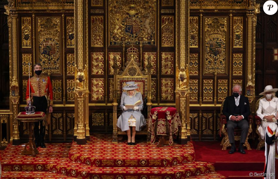 La reine Elisabeth II d'Angleterre, le prince Charles, prince de Galles, et Camilla Parker Bowles, duchesse de Cornouailles - La reine d'Angleterre va prononcer son discours d'ouverture de la session parlementaire à la Chambre des lords au palais de Westminster à Londres, Royaume Uni, le 11 mai 2021.