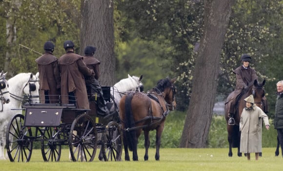 La reine Elisabeth II d'Angleterre est venue en voiture voir les chevaux de l'attelage du prince Philip à Windsor, Royaume Uni, le 30 avril 2021.