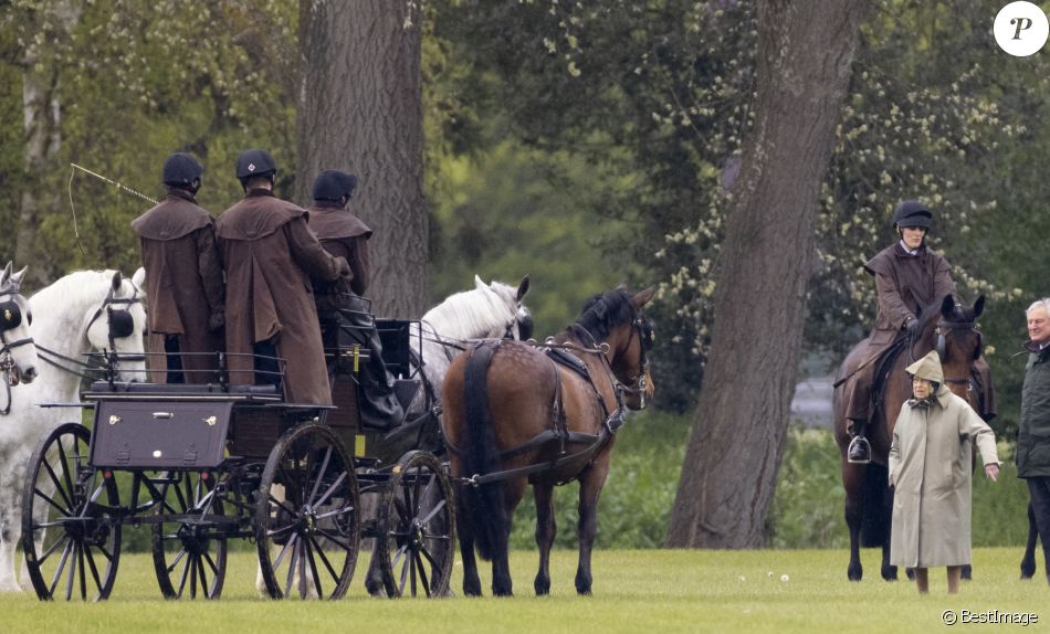 La reine Elisabeth II d'Angleterre est venue en voiture voir les chevaux de l'attelage du prince Philip à Windsor, Royaume Uni, le 30 avril 2021.