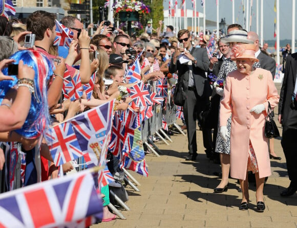 Elizabeth II visite Cowes Lifeboat Station à l'occasion de son jubilé de diamant, le 25 juillet 2012.