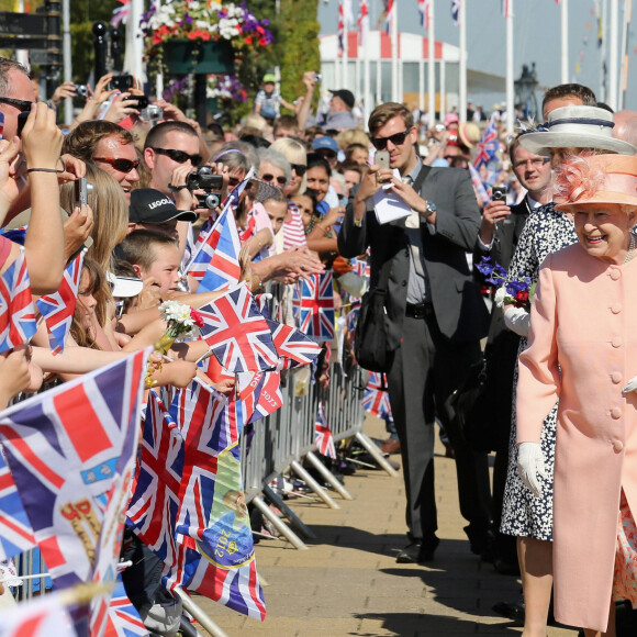 Elizabeth II visite Cowes Lifeboat Station à l'occasion de son jubilé de diamant, le 25 juillet 2012.