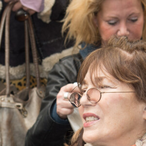 Charlotte Gainsbourg et sa mère Jane Birkin - Cérémonie d'inauguration de la plaque commémorative en l'honneur de Serge Gainsbourg, au 11 bis Rue Chaptal (où le chanteur passa une partie de son enfance), à Paris. Le 10 Mars 2016