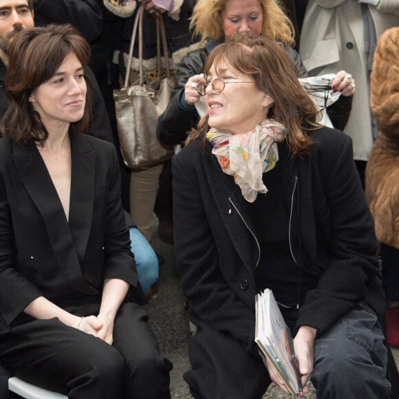 Charlotte Gainsbourg et sa mère Jane Birkin - Cérémonie d'inauguration de la plaque commémorative en l'honneur de Serge Gainsbourg, au 11 bis Rue Chaptal (où le chanteur passa une partie de son enfance), à Paris. Le 10 Mars 2016