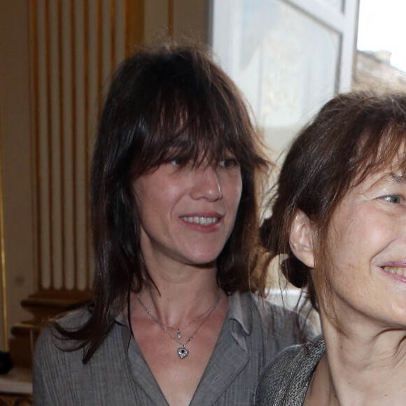 Jane Birkin et Charlotte Gainsbourg - Yvan Attal recoit les insignes de Chevalier de l'ordre national du Merite et profite de l'occasion pour demander publiquement en mariage Charlotte Gainsbourg au ministere de la culture a Paris le 19 juin 2013.