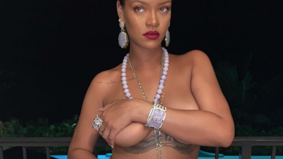 Rihanna : En string, tatouage à la fesse apparent, elle laisse ses fans sans voix