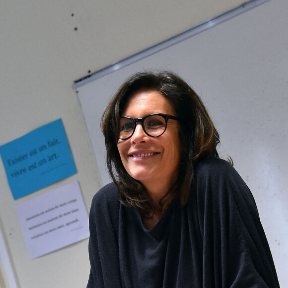 Astrid Veillon participe à la campagne "Lecture pour tous" au collège Ségurane à Nice le 6 février 2017. © Bruno Bebert / Bestimage