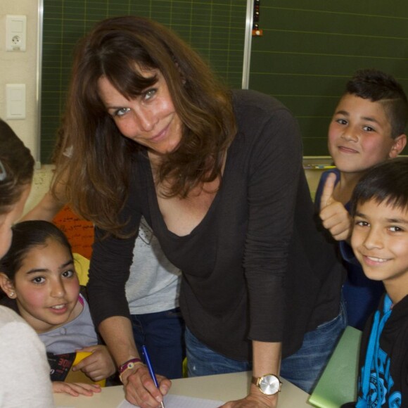 Exclusif - Astrid Veillon intervient à l'école "Bois de Boulogne" pour l'association "Lecture pour Tous" à Nice. Le 15 avril 2015.