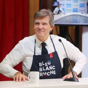 Arnaud Montebourg présente son miel au public pendant le salon Made in France à Paris © Jonathan Rebboah/Panoramic/Bestimage