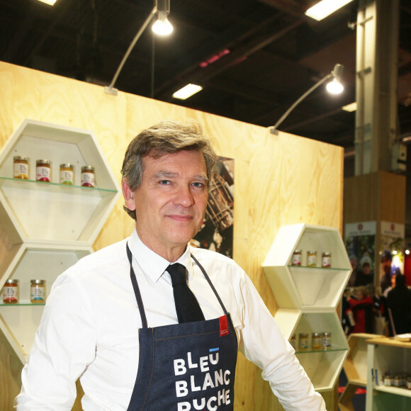 Arnaud Montebourg présente son miel au public pendant le salon Made in France à Paris le 8 novembre 2019. © Jonathan Rebboah/Panoramic/Bestimage