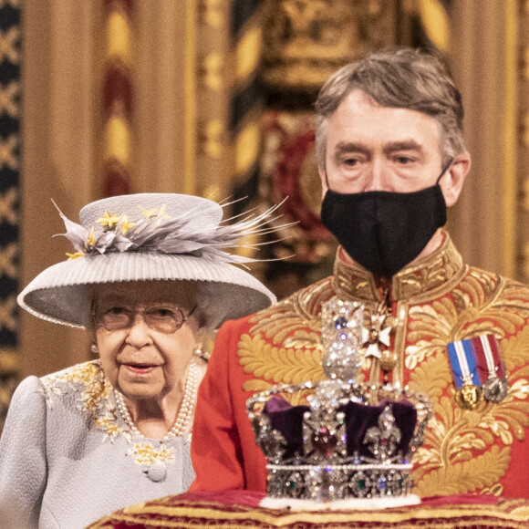La reine Elisabeth II d'Angleterre, le prince Charles, prince de Galles, Camilla Parker Bowles, duchesse de Cornouailles, et la couronne impériale de l'État - La reine d'Angleterre va prononcer son discours d'ouverture de la session parlementaire à la Chambre des lords au palais de Westminster à Londres, Royaume Uni, le 11 mai 2021.