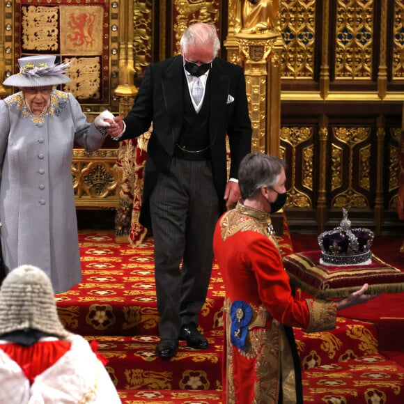 La reine Elisabeth II d'Angleterre et le prince Charles, prince de Galles - La reine d'Angleterre va prononcer son discours d'ouverture de la session parlementaire à la Chambre des lords au palais de Westminster à Londres, Royaume Uni, le 11 mai 2021.