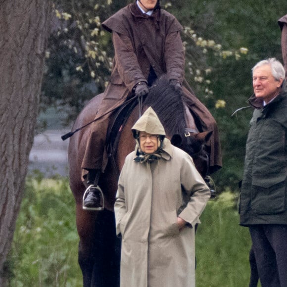 La reine Elisabeth II d'Angleterre est venue en voiture voir les chevaux de l'attelage du prince Philip à Windsor, Royaume Uni, le 30 avril 2021.