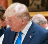 Le président Donald J. Trump et la première dame Melania Trump examinent des articles de la collection royale avec la reine Elisabeth II d'Angleterre, dans la galerie de peintures du palais de Buckingham à Londres le lundi 3 juin 2019
