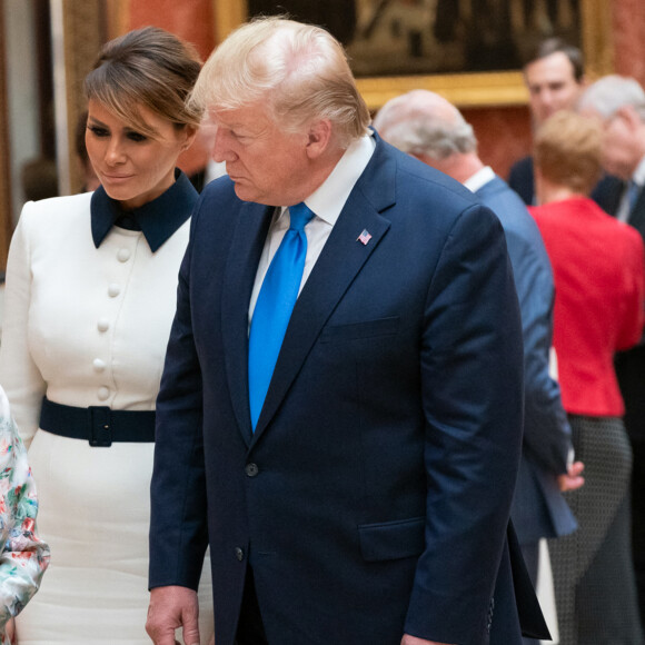 Le président Donald J. Trump et la première dame Melania Trump examinent des articles de la collection royale avec la reine Elisabeth II d'Angleterre, dans la galerie de peintures du palais de Buckingham à Londres le lundi 3 juin 2019